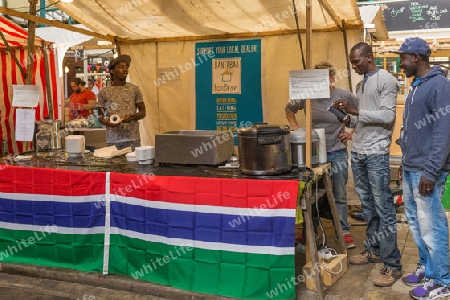 Verkaufstand mit Flagge von Gambia