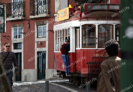 Ein Tram in der  Altstadt von Alfama in der Innenstadt der Hauptstadt Lissabon in Portugal.  