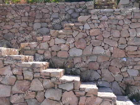 Natursteinmauer mit Treppe