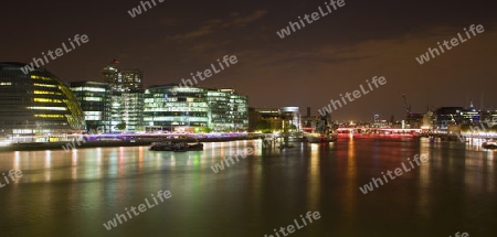 London - Kaianlage durch die Nacht