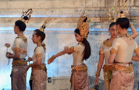 Taenzerinnen bei einem traditionellen Tanz im Santichaiprakan Park am Mae Nam Chao Phraya in der Hauptstadt Bangkok von Thailand in Suedostasien.