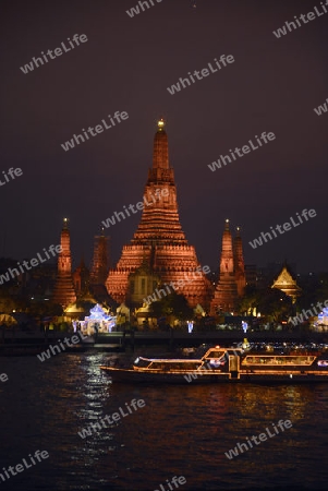 Die Tempelanlage des Wat Arun am Mae Nam Chao Phraya River in der Hauptstadt Bangkok von Thailand in Suedostasien.