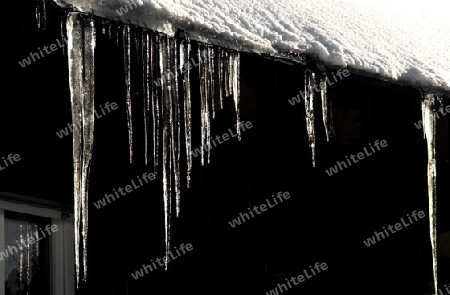 Eiszapfen am Hausdach