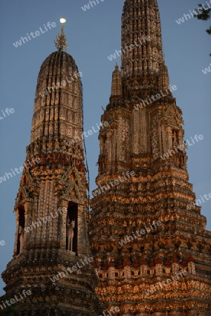 Der Wat Arun Tempel in der Stadt Bangkok in Thailand in Suedostasien.