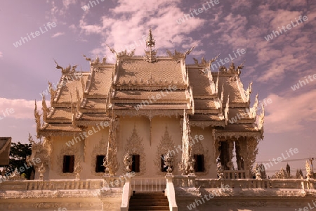 Der Tempel Wat Rong Khun 12 Km suedlich von Chiang Rai in der Provinz chiang Rai im Norden von Thailand in Suedostasien.