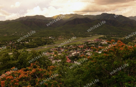 Der Airport vom Berg Tempel Wat Phra That Doi Kong Mu auf das Dorf Mae Hong Son im norden von Thailand in Suedostasien.