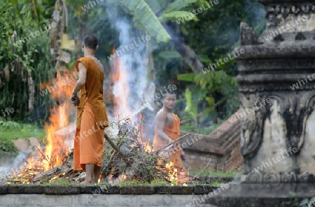 Der untere Teil des Tempel Wat Phra That Doi Kong Mu ueber dem Dorf Mae Hong Son im norden von Thailand in Suedostasien.