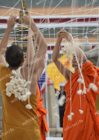 Moenche bei den Vorbereitungen auf die Neujahrsnacht Feier in der Tempelanlage des Wat Pho in der Hauptstadt Bangkok von Thailand in Suedostasien.