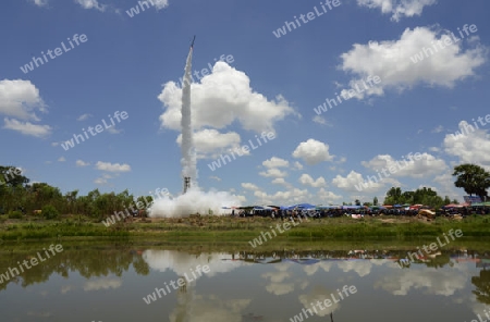 Eine Rackete startet beim traditioellen Raketenfest oder Bun Bang Fai oder Rocket Festival in Ban Si Than in der Provinz Amnat Charoen nordwestlich von Ubon Ratchathani im nordosten von Thailand in Suedostasien.