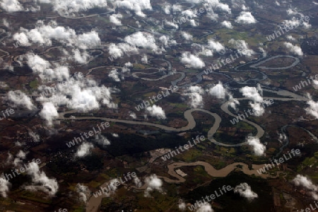 Die Landschaft rund um die Provinz Yasothon und Ubon Rachathani im Isan beim Anflug von Chiang mai nach Ubon im Nordosten von Thailand. 