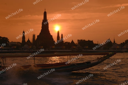 Die Tempelanlage des Wat Arun am Mae Nam Chao Phraya River in der Hauptstadt Bangkok von Thailand in Suedostasien.