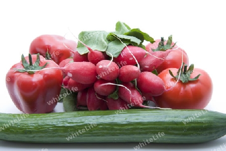 Salatgurke mit Tomate und Paprika