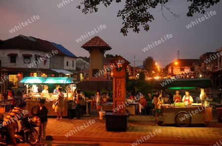 Das Altstadt Zentrum mit dem Nachtmarkt Platz am Grenzfluss Mekong River in der Stadt Tha Khaek in zentral Laos an der Grenze zu Thailand in Suedostasien.