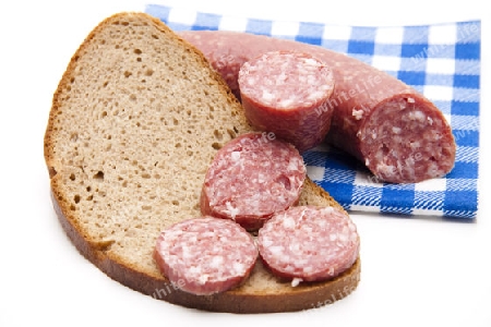 Knoblauchsalami mit Brot