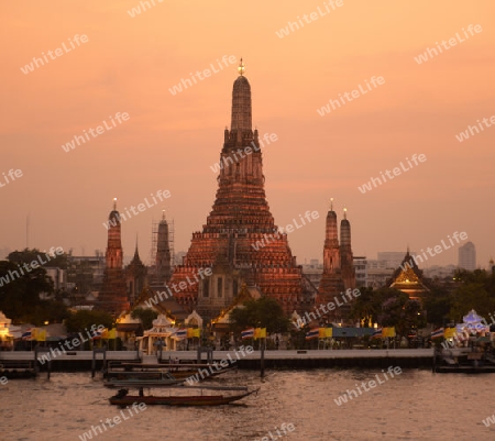 Die Tempelanlage des Wat Arun am Mae Nam Chao Phraya River in der Hauptstadt Bangkok von Thailand in Suedostasien.