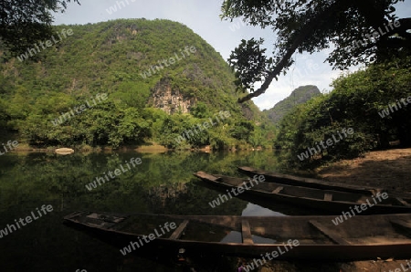 Die Landschaft am Nam Don oder Don River beim Dorf Tha Falang von Tham Pa Fa unweit der Stadt Tha Khaek in zentral Laos an der Grenze zu Thailand in Suedostasien.