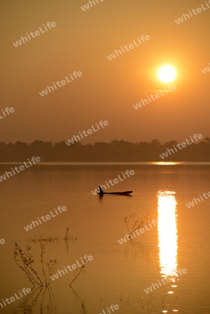 Ein Fischer auf dem See in Amnat Charoen im Isan im osten von Thailand,