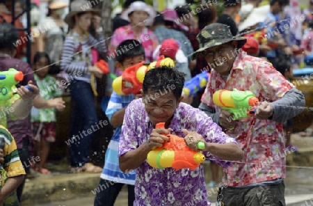 Das Songkran Fest oder Wasserfest zum Thailaendischen Neujahr ist im vollem Gange in Ayutthaya noerdlich von Bangkok in Thailand in Suedostasien.  