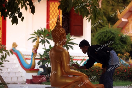 Die Goldene Buddha Produktion im Tempel Wat Sainyaphum in der Stadt Savannahet in zentral Laos an der Grenze zu Thailand in Suedostasien.