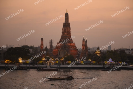 Die Tempelanlage des Wat Arun am Mae Nam Chao Phraya River in der Hauptstadt Bangkok von Thailand in Suedostasien.