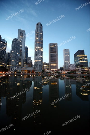 Die Skyline im Bankenviertel am Boat Quay von Singapur im Inselstaat Singapur in Asien.