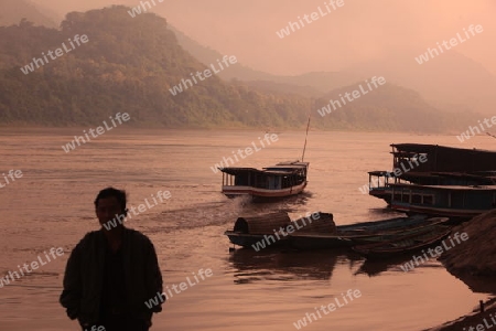 Die Landschaft am Mekong River in der Altstadt von Luang Prabang in Zentrallaos von Laos in Suedostasien.  