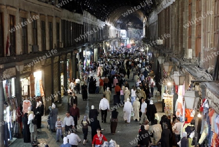 Eine Gasse mit Geschaeften im Souq in der Altstadt der Syrischen Hauptstadt Damaskus