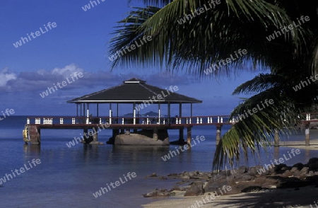 Ein Hotel Strand  auf der Insel Praslin auf den Seychellen im Indischen Ozean.