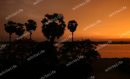 Die Landschaft des Grenzfluss Mekong River in Stadt Tha Khaek in zentral Laos an der Grenze zu Thailand in Suedostasien.