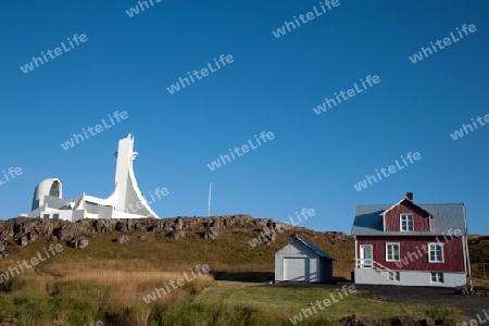 Der Westen Islands, Blick auf die neue Kirche der Hafenstadt Stykkisholmur im Norden der Halbinsel Sn?fellsnes