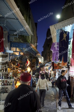 Afrika, Nordafrika, Tunesien, Tunis
Eine Gasse in der Medina mit dem Markt oder Souq in der Altstadt der Tunesischen Hauptstadt Tunis



