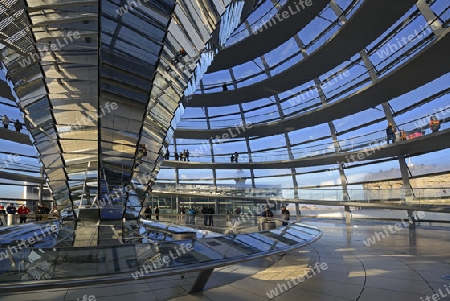 Innenraum mit verspiegelter Mittels?ule der Reichstagskuppel, Reichstag Berlin, Architekt Sir Norman Foster, Berlin, Deutschland, Europa