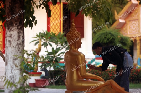 Die Goldene Buddha Produktion im Tempel Wat Sainyaphum in der Stadt Savannahet in zentral Laos an der Grenze zu Thailand in Suedostasien.