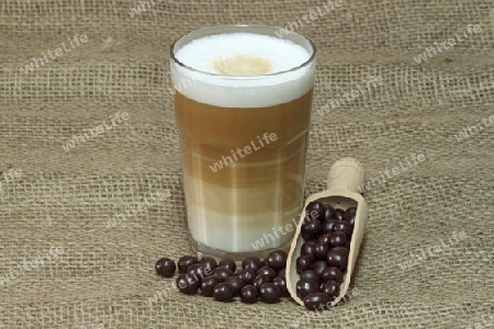 Latte Macchiato auf braunem Hintergrund