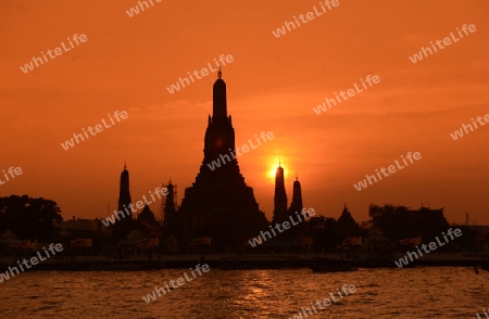 Die Tempelanlage des Wat Arun am Mae Nam Chao Phraya River in der Hauptstadt Bangkok von Thailand in Suedostasien.