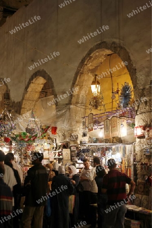 Der Geschichtenerzaehler Abu Shady im Cafe An Nafura im Souq oder Markt in der Altstadt und Hauptstadt von Syrien und Grossstadt von Damaskus in der uebersicht, Syrien 