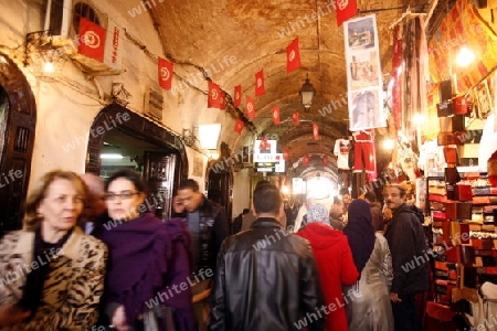 Afrika, Nordafrika, Tunesien, Tunis
Eine Gasse in der Medina mit dem Markt oder Souq in der Altstadt der Tunesischen Hauptstadt Tunis



