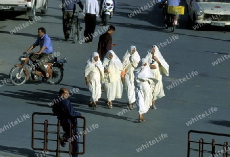 Traditionell gekleidete Frauen in der Innenstadt in Sousse am Mittelmeer und zentral Tunesien