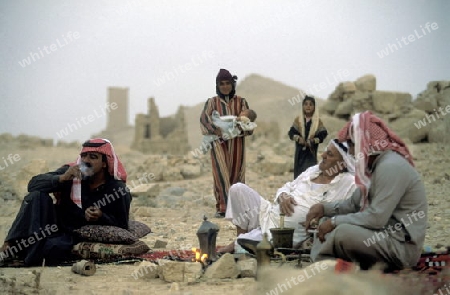 Menschen in der Wueste beim Tempeldorf und Oase Palmyra im osten von Syrien.