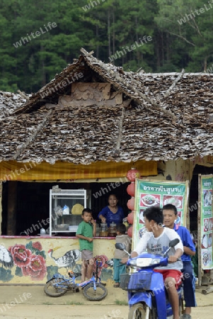 Ein kleines Chinesisches Restaurant in Mae Aw im Grenzgebiet zu Burma beim Dorf Mae Hong Son im norden von Thailand in Suedostasien.