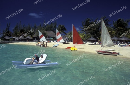 Ein Sandstrand an der ostkueste von Mauritius im Indischen Ozean. 