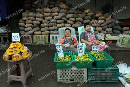 Menschen auf dem Grossen Lebensmittelmarkt von Talat Warorot in Chiang Mai im Norden von Thailand. 