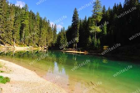 Wilder Bergsee im milden Herbst