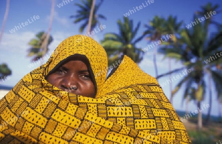 Eine Frau  im Dorf Bwejuu am Traumstrand  von Bwejuu an der Ost-Kueste auf der Insel Zanzibar welche zu Tansania gehoert.    