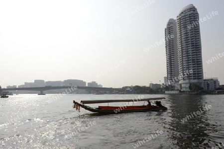 Ein traditionelles Holzboot auf dem Mae Nam Chao Phraya River in der Hauptstadt Bangkok von Thailand in Suedostasien.