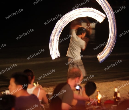 Ein Feuerkuenstler auf der Insel Ko Tao im Golf von Thailand im Suedwesten von Thailand in Suedostasien. 