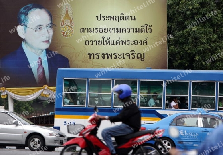 Ein Plakat des Thailaendischen Koenig Bhumibol im Zentrum von Bangkok der Hauptstadt von Thailand in Suedostasien.  