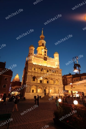 Der Rathausturm auf dem Stray Rynek Platz  in der Altstadt von Poznan im westen von Polen