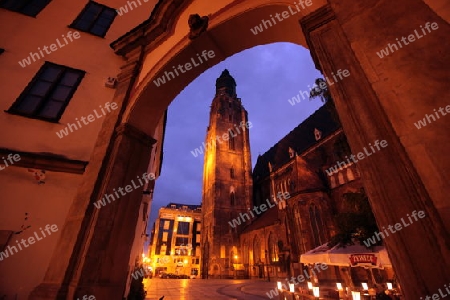 Die Elisabethkirche beim Stray Rynek Platz  in der Altstadt von Wroclaw oder Breslau im westen von Polen.  