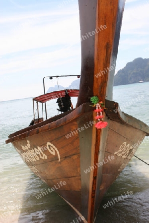 geschm?cktes Boot am Strand von Koh Pi Pi in Thailand 